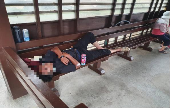 一名男子在台中市大甲區連偷機車,員警在一處公園涼亭逮到他,他正在熟睡。記者游振昇/翻攝 一名男子在台中市大甲區連偷機車,員警在一處公園涼亭逮到他,他正在熟睡。記者游振昇/翻攝