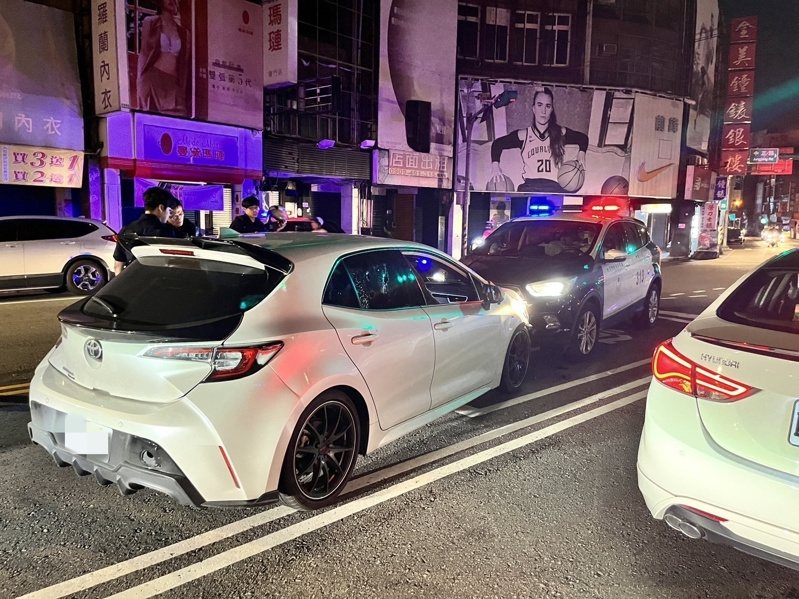34歲潘姓轎車駕駛疑毒駕今凌晨1時許，於桃園市中壢區追撞前方25歲范姓轎車駕駛使范受傷，而潘男逃逸被巡邏員經發現要攔停，怎料潘男衝撞警車，員警破窗逮人。記者翁唯真／攝影