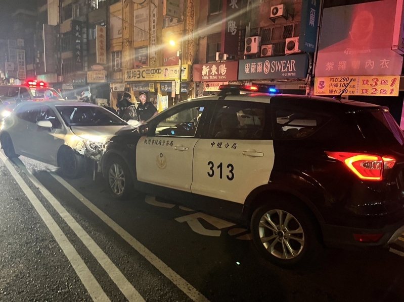34歲潘姓轎車駕駛疑毒駕今凌晨1時許，於桃園市中壢區追撞前方25歲范姓轎車駕駛使范受傷，而潘男逃逸被巡邏員經發現要攔停，怎料潘男衝撞警車，員警破窗逮人。記者翁唯真／攝影