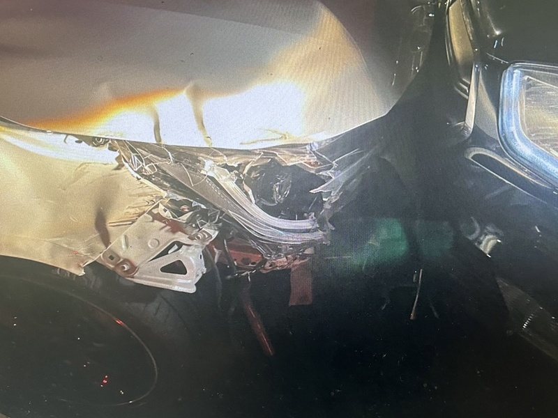 34歲潘姓轎車駕駛疑毒駕今凌晨1時許，於桃園市中壢區追撞前方25歲范姓轎車駕駛使范受傷，而潘男逃逸被巡邏員經發現要攔停，怎料潘男衝撞警車，員警破窗逮人。記者翁唯真／攝影