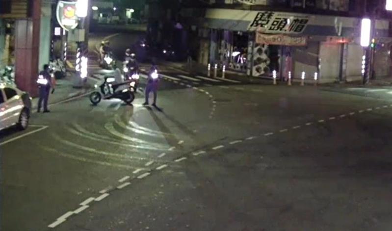 孔姓男子昨凌晨與友人張姓及巫姓男子各自騎乘騎機車行經新北市中和區南山路，因排氣噪音太大聲在派出所前遭員警攔查，機車因未裝設後視鏡、排氣管未加裝隔熱防護裝置遭警開單告發，事後上網討拍反遭網友酸，「不要改裝就沒這個問題。」記者王長鼎／翻攝