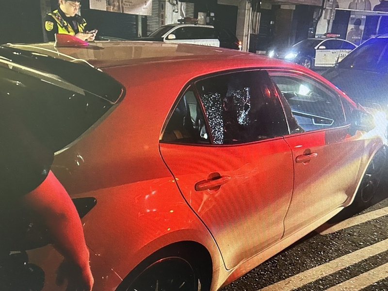 34歲潘姓轎車駕駛疑毒駕今凌晨1時許，於桃園市中壢區追撞前方25歲范姓轎車駕駛使范受傷，而潘男逃逸被巡邏員經發現要攔停，怎料潘男衝撞警車，員警破窗逮人。記者翁唯真／攝影