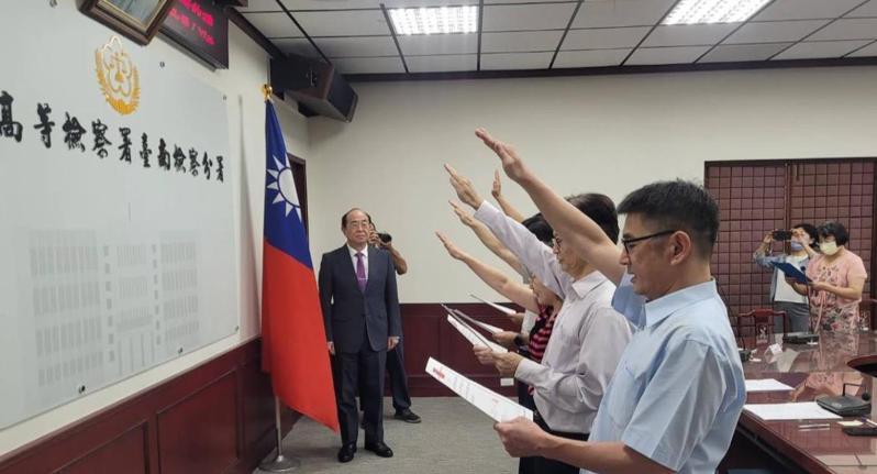 台南高分檢今上午辦理新調任主任檢察官及檢察官報到,並由檢察長黃玉垣主持宣誓典禮。記者邵心杰/翻攝 台南高分檢今上午辦理新調任主任檢察官及檢察官報到,並由檢察長黃玉垣主持宣誓典禮。記者邵心杰/翻攝