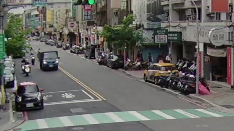 杜姓男子懸掛假車牌開車外出，在新北市三重區遭警察或依法送辦。記者曾伯愷／翻攝