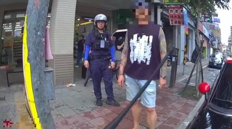 杜姓男子懸掛假車牌開車外出，在新北市三重區遭警察或依法送辦。記者曾伯愷／翻攝