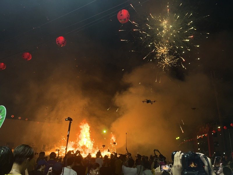 嘉義民雄大士爺今晚火化升天,高空煙火發生意外膛炸、低空爆炸。記者黃于凡/攝影 嘉義民雄大士爺今晚火化升天,高空煙火發生意外膛炸、低空爆炸。記者黃于凡/攝影