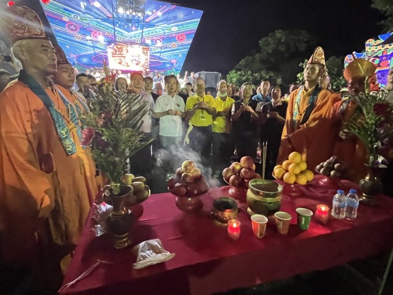 嘉義民雄大士爺今晚火化升天,縣長翁章梁等人持香祭拜。記者黃于凡/攝影 嘉義民雄大士爺今晚火化升天,縣長翁章梁等人持香祭拜。記者黃于凡/攝影