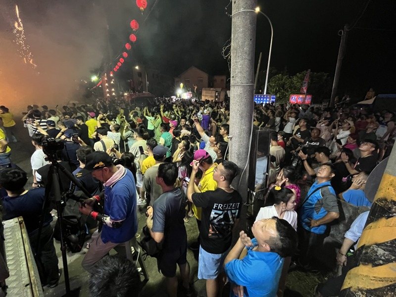 嘉義民雄大士爺今晚火化升天,吸引近千人跟著大士爺神像一起步行至昇化場。記者黃于凡/攝影 嘉義民雄大士爺今晚火化升天,吸引近千人跟著大士爺神像一起步行至昇化場。記者黃于凡/攝影