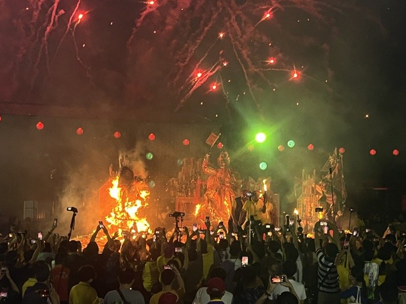 嘉義民雄大士爺今晚火化升天,高空煙火發生意外膛炸、低空爆炸。記者黃于凡/攝影 嘉義民雄大士爺今晚火化升天,高空煙火發生意外膛炸、低空爆炸。記者黃于凡/攝影