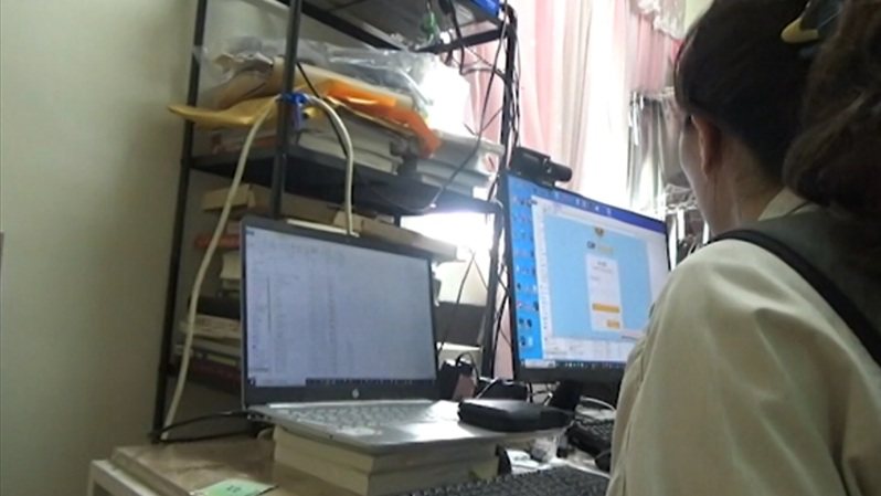 郭姓補教老師被控帶走教材創業,警方搜索住處查扣電腦等證物。記者石秀華/翻攝 郭姓補教老師被控帶走教材創業,警方搜索住處查扣電腦等證物。記者石秀華/翻攝
