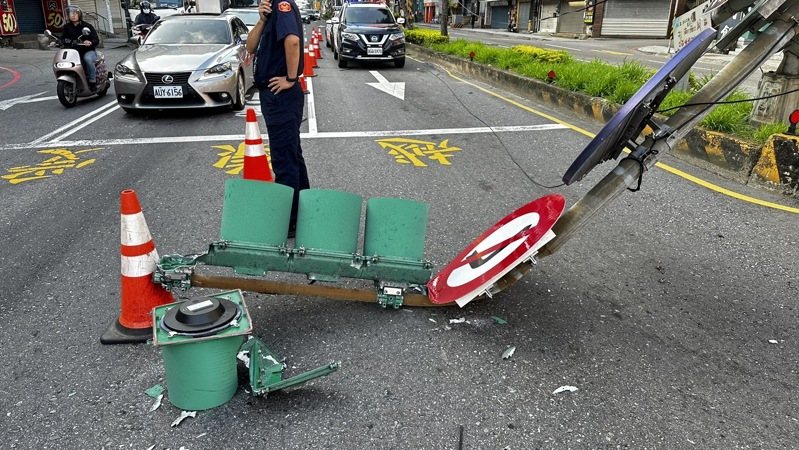 桃園市蘆竹區中正路今早車禍，目前狀況有待排除。記者陳俊智／翻攝