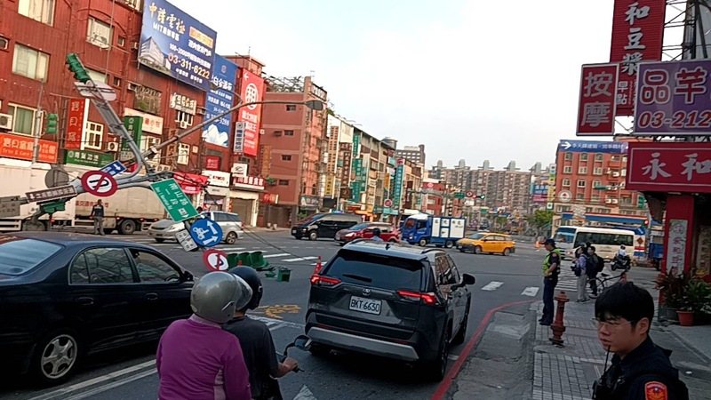 桃園市蘆竹區中正路今早車禍，目前狀況有待排除。記者陳俊智／翻攝