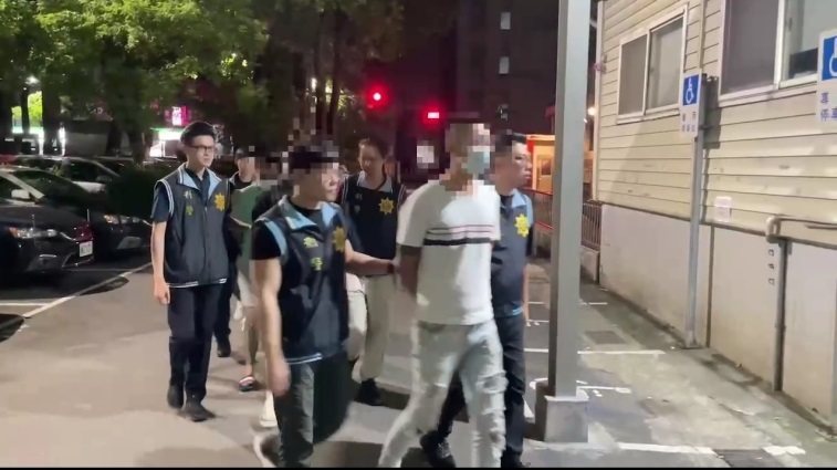李男不滿陳男遲遲不還15萬元,找來三友向陳丟擲水雷,警循線逮人依法送辦。記者曾伯愷/翻攝 李男不滿陳男遲遲不還15萬元,找來三友向陳丟擲水雷,警循線逮人依法送辦。記者曾伯愷/翻攝