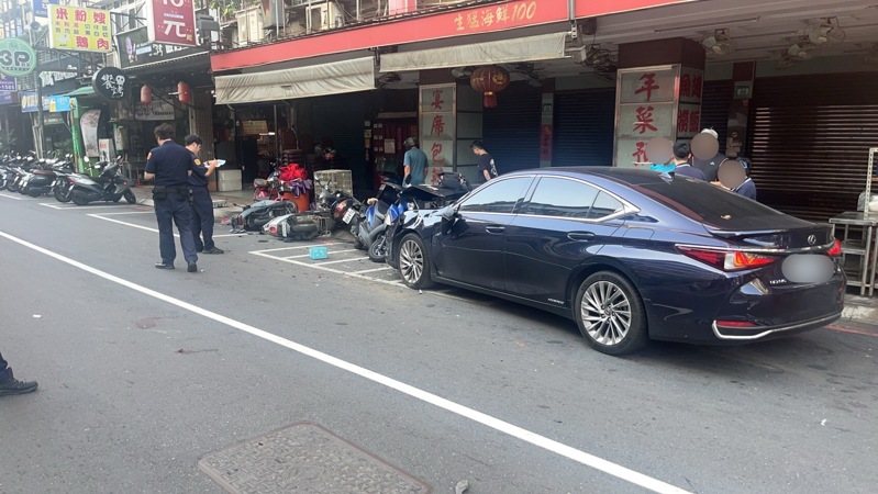 蕭男駕駛凌志轎車撞上騎機車的林姓婦人。記者黃子騰／翻攝