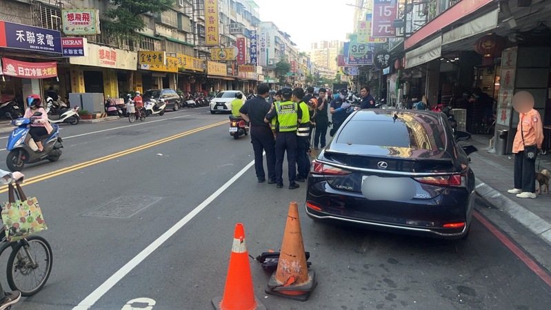 蕭男車輛失控滑行再撞上路旁停放的機車。記者黃子騰／翻攝