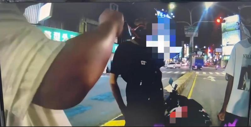 警方據報趕抵現場，轎車駕駛（左）及機車駕駛（中）駕駛指責對方不是，2人都被帶返派出所內調查。圖／讀者提供
