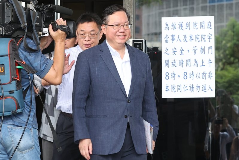 海基會前董事長鄭文燦被控涉嫌貪汙收賄，桃園地檢署今天偵結起訴。圖為日前鄭文燦交保後，步出桃園地檢。圖／本報資料照片