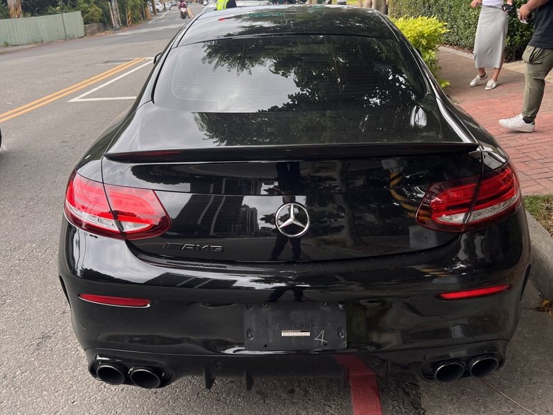 28歲的張姓男子昨開車行駛於中壢區,巡邏員警經過時,車載AI巡防系統立即發出AB車輛警報,警方立即上前攔查張男,發現張有詐欺通緝身分,因此才上網買變造車牌躲避追查。記者翁唯真/翻攝 28歲的張姓男子昨開車行駛於中壢區,巡邏員警經過時,車載AI巡防系統立即發出AB車輛警報,警方立即上前攔查張男,發現張有詐欺通緝身分,因此才上網買變造車牌躲避追查。記者翁唯真/翻攝