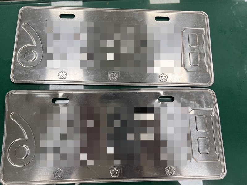 28歲的張姓男子昨開車行駛於中壢區,巡邏員警經過時,車載AI巡防系統立即發出AB車輛警報,警方立即上前攔查張男,發現張有詐欺通緝身分,因此才上網買變造車牌躲避追查。記者翁唯真/翻攝 28歲的張姓男子昨開車行駛於中壢區,巡邏員警經過時,車載AI巡防系統立即發出AB車輛警報,警方立即上前攔查張男,發現張有詐欺通緝身分,因此才上網買變造車牌躲避追查。記者翁唯真/翻攝