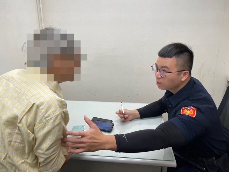77歲邱姓老翁(左)遭到電信投資詐騙,台南市警二分局民權派出所警員黃浩庭(右)識破為詐騙手法,保住他100萬元辛苦錢。記者黃宣翰/翻攝 77歲邱姓老翁(左)遭到電信投資詐騙,台南市警二分局民權派出所警員黃浩庭(右)識破為詐騙手法,保住他100萬元辛苦錢。記者黃宣翰/翻攝