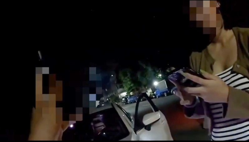 陳姓女子(右)使用他人遺失的轎車牌照,遇警方攔查。記者林保光/翻攝 陳姓女子(右)使用他人遺失的轎車牌照,遇警方攔查。記者林保光/翻攝