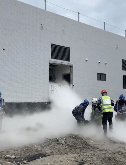 彰濱海龍離岸風電陸域降壓站20日發生二氧化碳外洩,造成17人受傷,其中已一人死亡,二人仍昏迷中。圖/取自爆廢公社 彰濱海龍離岸風電陸域降壓站20日發生二氧化碳外洩,造成17人受傷,其中已一人死亡,二人仍昏迷中。圖/取自爆廢公社