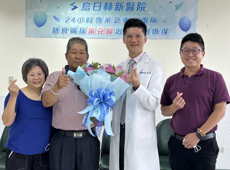 楊姓工人（左二）熱中暑經烏日林新醫院院長林明輝（右二）裝置葉克膜救回一命，楊男感謝林明輝的救命之恩。圖／烏日林新醫院提供