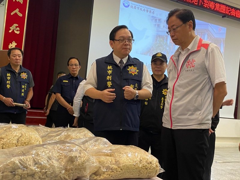 桃園市長張善政今頒發破案獎金,強調「道高一尺、魔高一丈」絕不會在桃園出現。記者周嘉茹/攝影 桃園市長張善政今頒發破案獎金,強調「道高一尺、魔高一丈」絕不會在桃園出現。記者周嘉茹/攝影