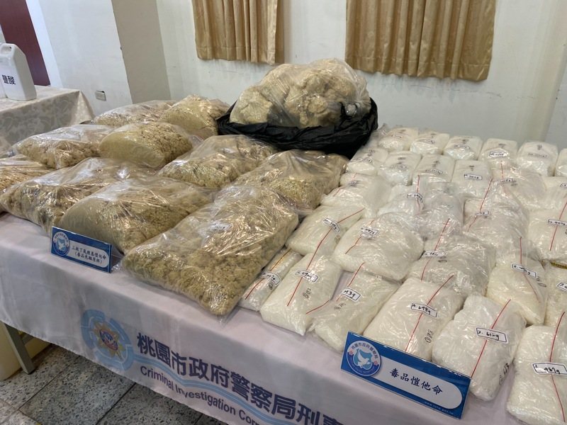 桃園市警局本月13日在高雄及台南等地破獲製毒及分裝工廠,查獲K他命毒品300公斤、毒品咖啡包7千多包,粗估龐大原料可以做破萬包毒品,價值達2400多萬元。記者周嘉茹/攝影 桃園市警局本月13日在高雄及台南等地破獲製毒及分裝工廠,查獲K他命毒品300公斤、毒品咖啡包7千多包,粗估龐大原料可以做破萬包毒品,價值達2400多萬元。記者周嘉茹/攝影
