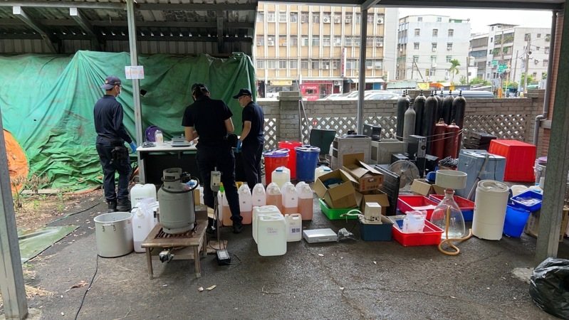 桃園市警局本月13日在高雄及台南等地破獲製毒及分裝工廠,查獲K他命毒品300公斤、毒品咖啡包7千多包,粗估龐大原料可以做破萬包毒品,價值達2400多萬元。圖/桃園市警察局提供 桃園市警局本月13日在高雄及台南等地破獲製毒及分裝工廠,查獲K他命毒品300公斤、毒品咖啡包7千多包,粗估龐大原料可以做破萬包毒品,價值達2400多萬元。圖/桃園市警察局提供