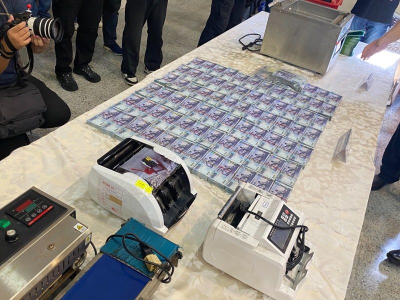 專案小組動員110名警力,逮捕19名嫌犯,查獲K他命毒品300公斤、毒品咖啡包7千多包,另起獲贓款800萬多元及非法槍械5枝。記者周嘉茹/攝影 專案小組動員110名警力,逮捕19名嫌犯,查獲K他命毒品300公斤、毒品咖啡包7千多包,另起獲贓款800萬多元及非法槍械5枝。記者周嘉茹/攝影