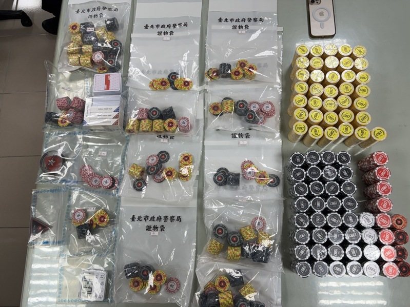 警方查扣賭客賭資籌碼21萬多元、預備籌碼8萬多元、撲克牌賭具等物證。記者翁至成／翻攝