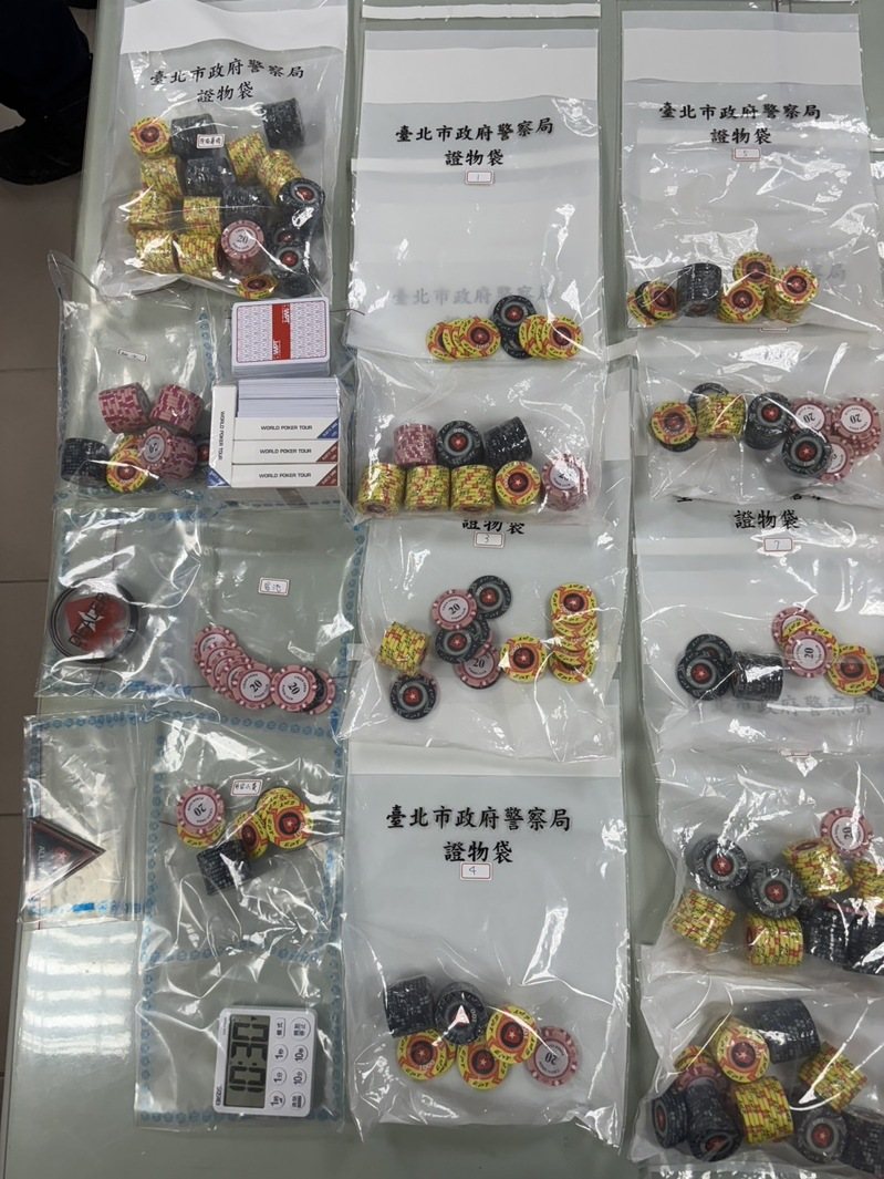 警方查扣賭客賭資籌碼21萬多元、預備籌碼8萬多元、撲克牌賭具等物證。記者翁至成／翻攝