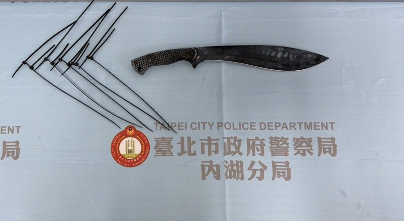 犯嫌作案用犯案刀械、束帶。記者蕭雅娟/翻攝 犯嫌作案用犯案刀械、束帶。記者蕭雅娟/翻攝
