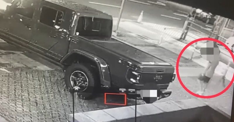 劉男(紅圈)赴約後搭上陽男汽車,未料被載走逼吐錢。記者李隆揆/翻攝 劉男(紅圈)赴約後搭上陽男汽車,未料被載走逼吐錢。記者李隆揆/翻攝