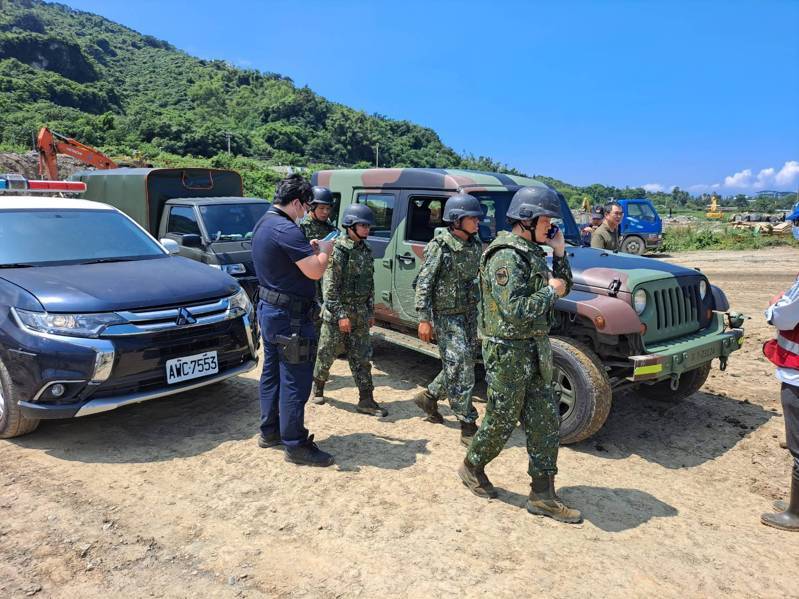 軍警昨天進中油高雄煉油廠,勘查未爆彈。記者林保光/翻攝 軍警昨天進中油高雄煉油廠,勘查未爆彈。記者林保光/翻攝