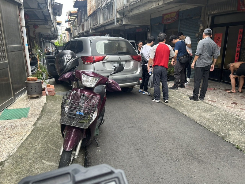 南投一名外籍移工疑欠債被押到台中大甲民宅拘禁，南投警方今天到大甲逮捕嫌犯，救出移工。圖／民眾提供