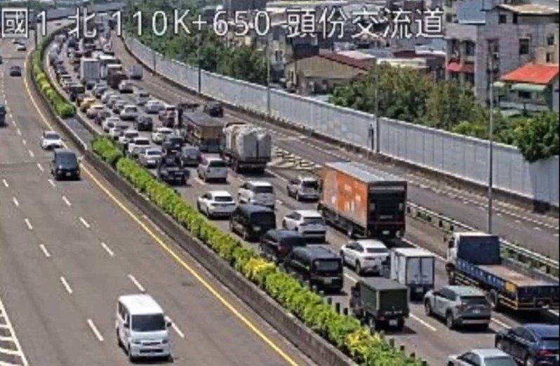 這起事故造成國1南下車流回堵3公里,目前已排除,相關肇責由國道警方調查中。圖/翻攝國道即時影像 這起事故造成國1南下車流回堵3公里,目前已排除,相關肇責由國道警方調查中。圖/翻攝國道即時影像