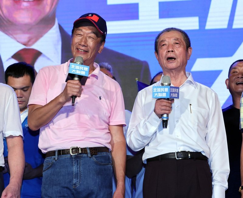 屏東縣議長國民黨籍周典論（右）涉違法為鴻海創辦人郭台銘（左）參選總統收購連署書，檢方依違反總統選舉罷免法起訴周典論，屏東地院今一審宣判。圖／報系資料照