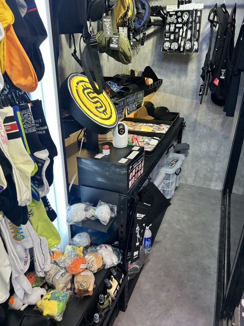 北市公館商圈一間無人商店，日前遭人以「筷子黏貼雙面膠」方式，竊走投錢箱內1600元現金。記者翁至成／翻攝
