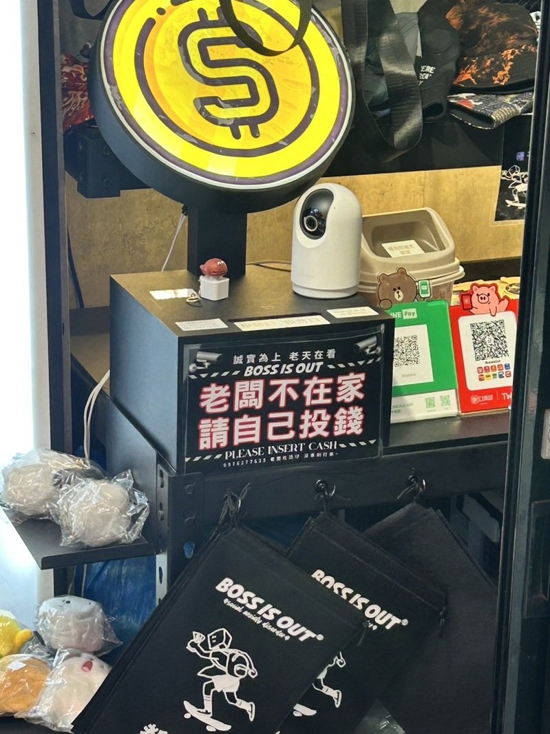 北市公館商圈一間無人商店，日前遭人以「筷子黏貼雙面膠」方式，竊走投錢箱內1600元現金。記者翁至成／翻攝