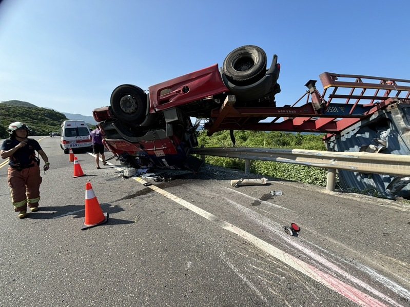 王男今天下午駕駛貨櫃車行駛台2線,行經澳底路段時疑機械故障,失控撞上路旁護欄後翻覆。消防人員到場將王男送醫,車禍原因由警方調查中。記者邱瑞杰/翻攝 王男今天下午駕駛貨櫃車行駛台2線,行經澳底路段時疑機械故障,失控撞上路旁護欄後翻覆。消防人員到場將王男送醫,車禍原因由警方調查中。記者邱瑞杰/翻攝