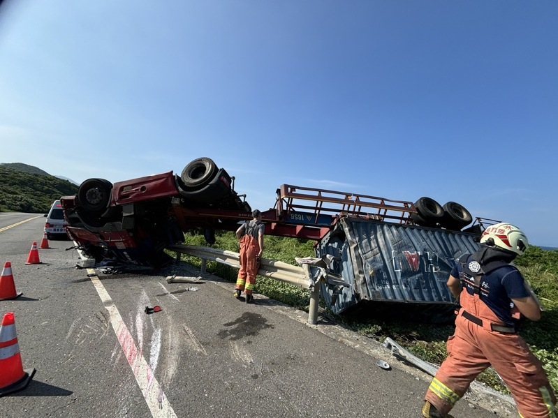 王男今天下午駕駛貨櫃車行駛台2線,行經澳底路段時疑機械故障,失控撞上路旁護欄後翻覆。消防人員到場將王男送醫,車禍原因由警方調查中。記者邱瑞杰/翻攝 王男今天下午駕駛貨櫃車行駛台2線,行經澳底路段時疑機械故障,失控撞上路旁護欄後翻覆。消防人員到場將王男送醫,車禍原因由警方調查中。記者邱瑞杰/翻攝