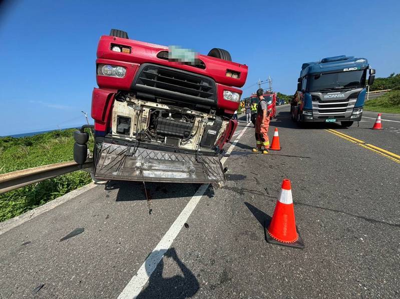 王男今天下午駕駛貨櫃車行駛台2線,行經澳底路段時疑機械故障,失控翻覆。記者邱瑞杰/翻攝 王男今天下午駕駛貨櫃車行駛台2線,行經澳底路段時疑機械故障,失控翻覆。記者邱瑞杰/翻攝