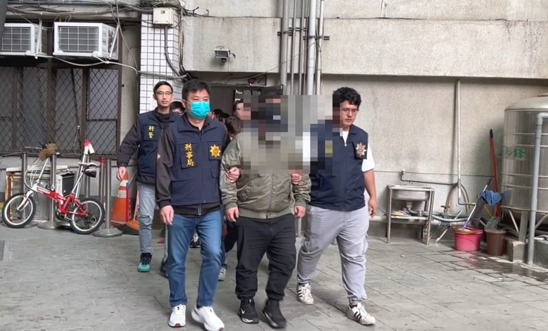 警方逮捕台灣車手集團,發現主嫌胡姓男子是竹聯幫仁堂明仁會成員。記者林保光/翻攝 警方逮捕台灣車手集團,發現主嫌胡姓男子是竹聯幫仁堂明仁會成員。記者林保光/翻攝