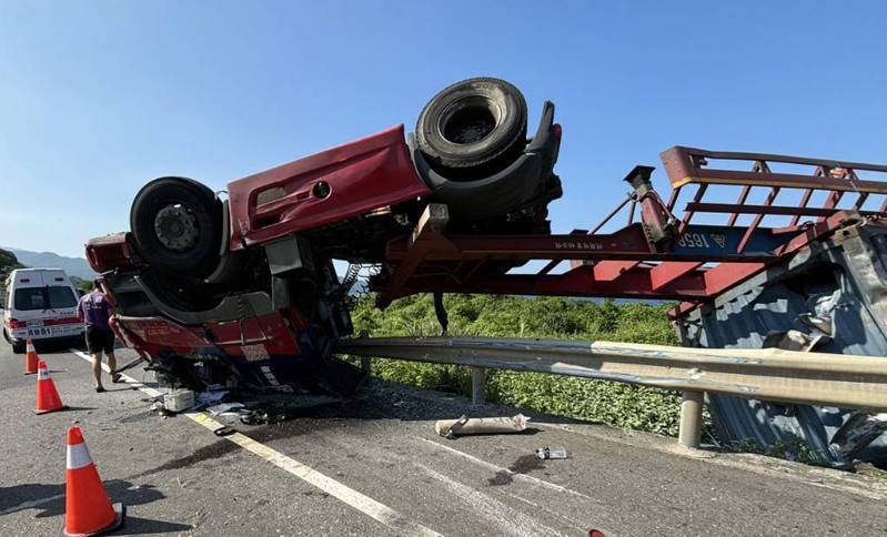 王男今天下午駕駛貨櫃車行駛台2線,行經澳底路段時疑機械故障,失控撞上路旁護欄後翻覆。消防人員到場將王男送醫,車禍原因由警方調查中。記者邱瑞杰/翻攝 王男今天下午駕駛貨櫃車行駛台2線,行經澳底路段時疑機械故障,失控撞上路旁護欄後翻覆。消防人員到場將王男送醫,車禍原因由警方調查中。記者邱瑞杰/翻攝