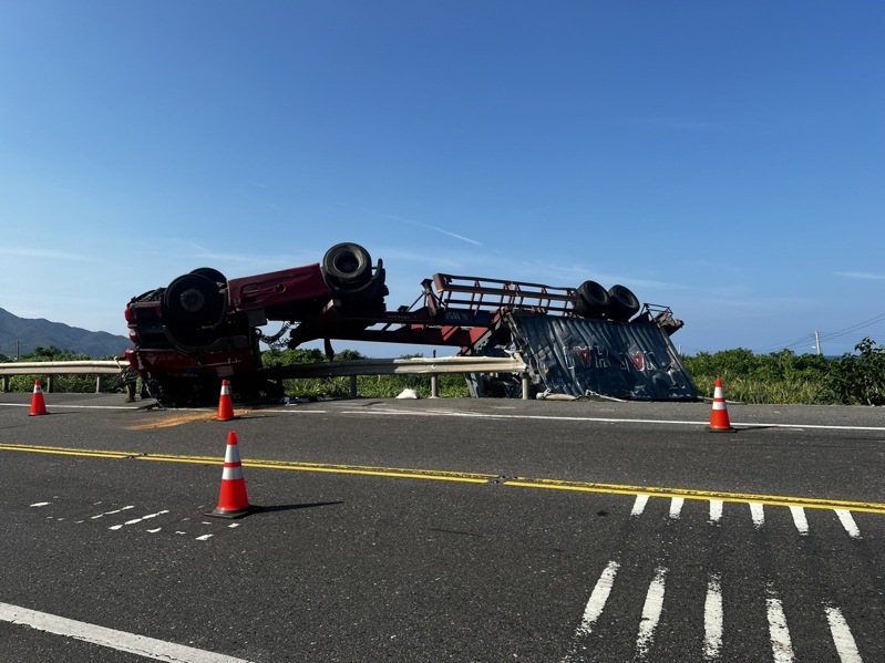 王男今天下午駕駛貨櫃車行駛台2線,行經澳底路段時疑機械故障,失控撞上路旁護欄後翻覆。消防人員到場將王男送醫,車禍原因由警方調查中。記者邱瑞杰/翻攝 王男今天下午駕駛貨櫃車行駛台2線,行經澳底路段時疑機械故障,失控撞上路旁護欄後翻覆。消防人員到場將王男送醫,車禍原因由警方調查中。記者邱瑞杰/翻攝