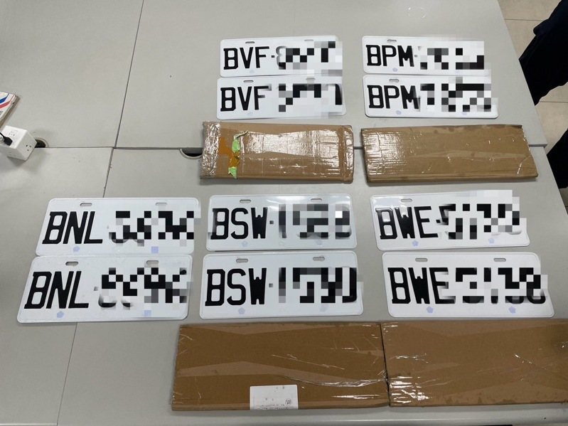 警方在諸男車上起出10面假車牌。記者黃子騰／翻攝