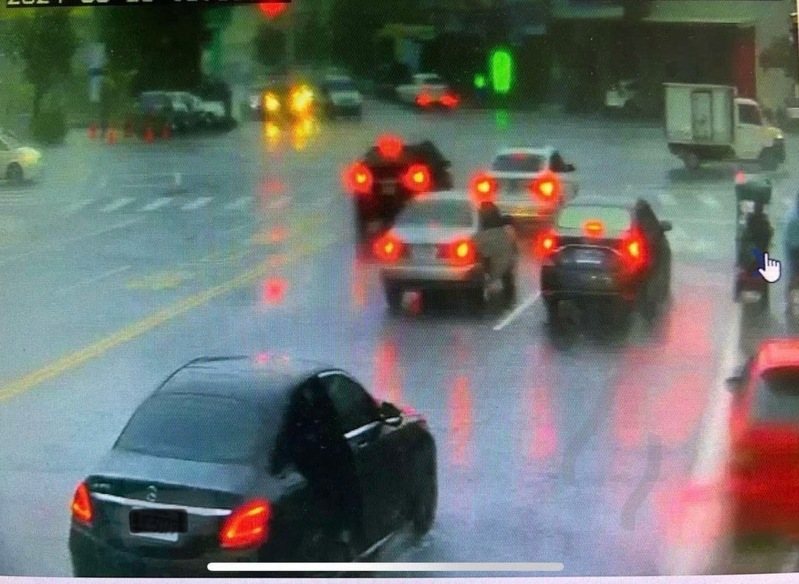嘉義市警方調閱路口監視器發現掉落車門的車輛冒雨行駛。圖/翻攝畫面 嘉義市警方調閱路口監視器發現掉落車門的車輛冒雨行駛。圖/翻攝畫面