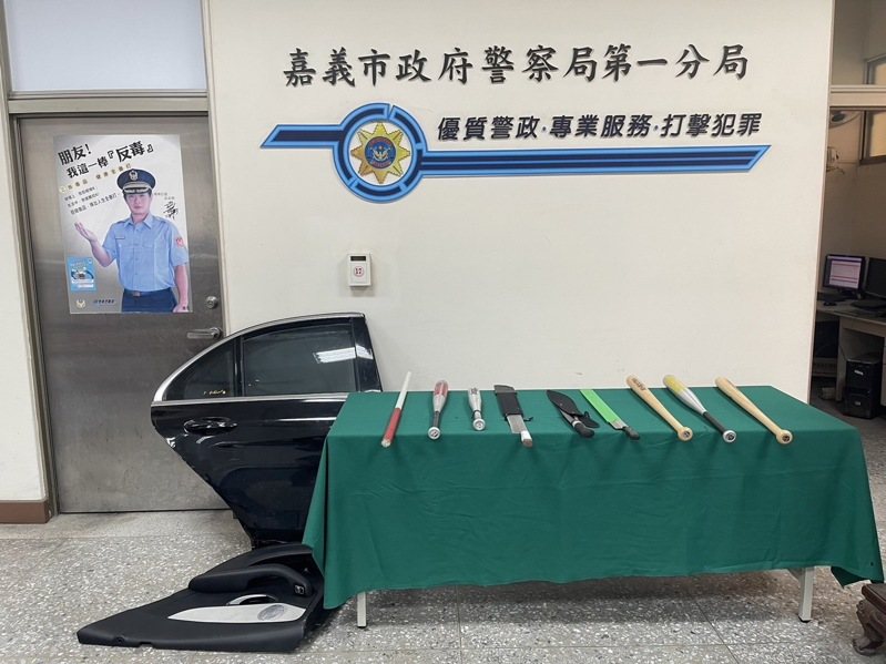 嘉義市警方查扣球棒6支、開山刀3把等證物。圖/翻攝畫面 嘉義市警方查扣球棒6支、開山刀3把等證物。圖/翻攝畫面